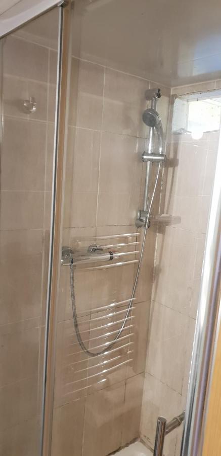 Private Basement Studio Flat With Modern Features Apartamento Huddersfield Exterior foto