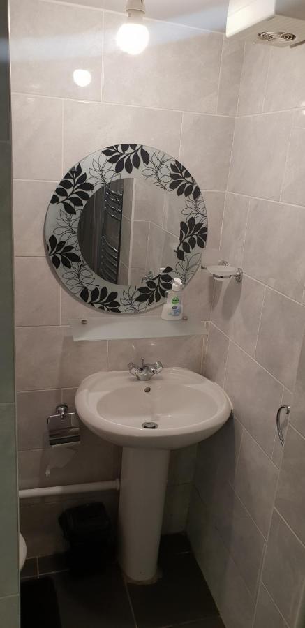 Private Basement Studio Flat With Modern Features Apartamento Huddersfield Exterior foto