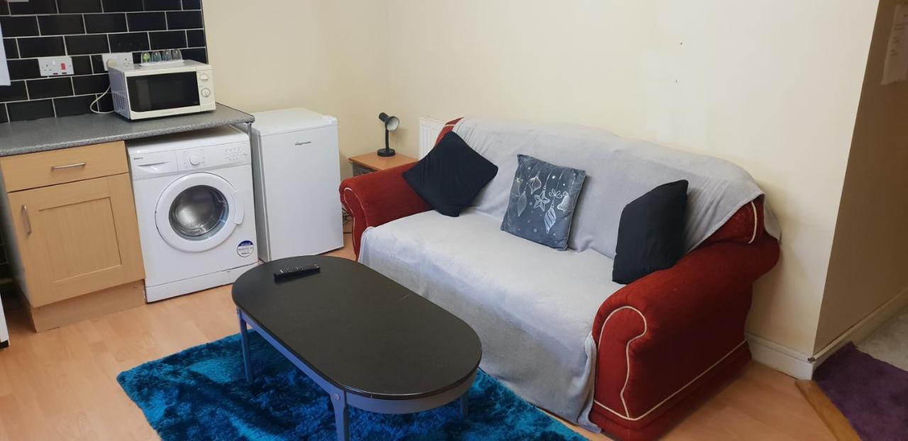 Private Basement Studio Flat With Modern Features Apartamento Huddersfield Exterior foto