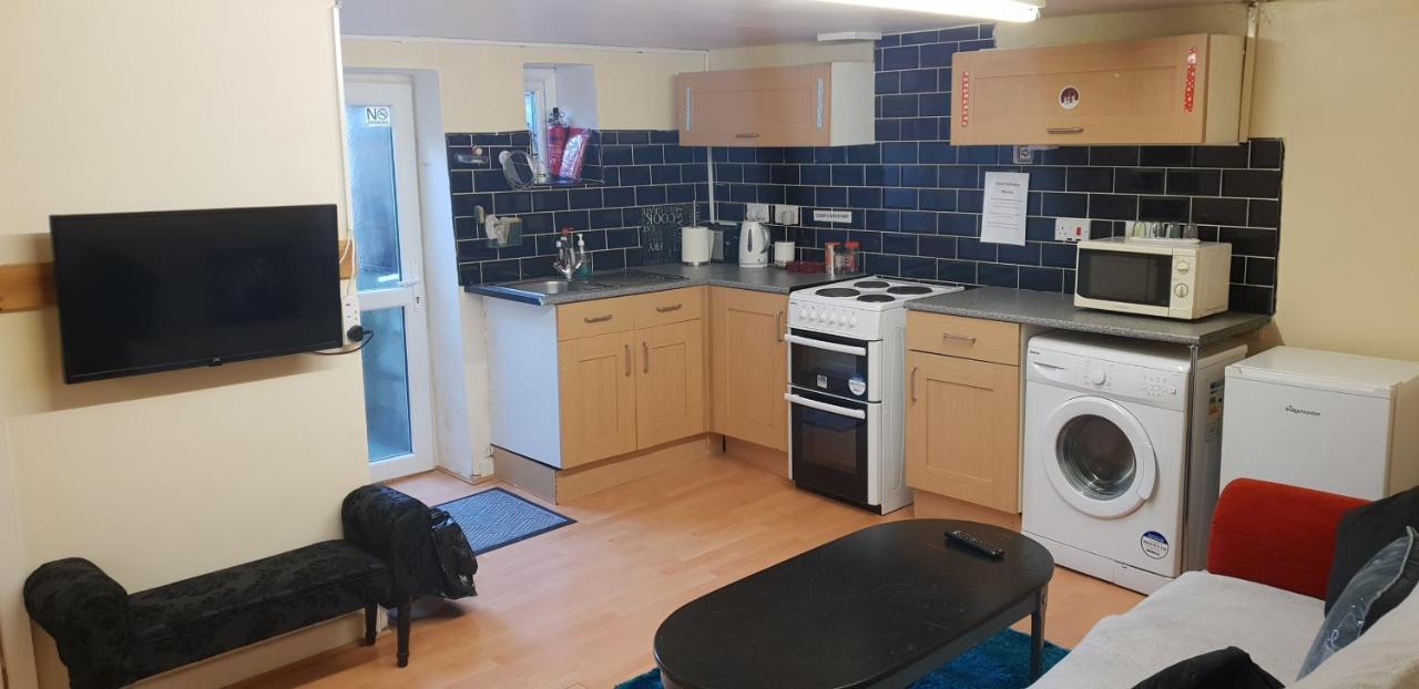 Private Basement Studio Flat With Modern Features Apartamento Huddersfield Exterior foto